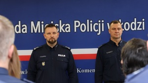 Wspólne zdjęcie p.o. Zastępcy Komendanta Miejskiego Policji w Łodzi młodszego inspektora Kamila Szczęsnego oraz p.o. Zastępcy Komendanta I Komisariatu Policji Komendy Miejskiej Policji w Łodzi.