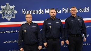 Wspólne zdjęcie p.o. Zastępcy Komendanta Miejskiego w Łodzi młodszego inspektora Kamila Szczęsnego, Komendanta I Komisariatu Policji Komendy Miejskiej Policji w Łodzi młodszego inspektora Mariusza Ślimińskiego oraz p.o. Zastępcy Komendanta I Komisariatu Policji Komendy Miejskiej Policji w Łodzi komisarza Arkadiusza Kozioła.