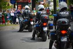 Umundurowani policjanci na oznakowanych policyjnych motocyklach.