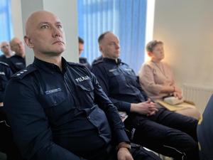 Policjanci słuchają omawianych wyników.