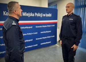 Komendant Miejski Policji w Łodzi młodszy inspektor Mariusz Siejka odbiera meldunek od dowódcy uroczystości.