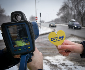 Ręczny miernik prędkości obok, obok niego serduszko z napisem &quot;Zwolnij! Jak kocha to poczeka.&quot;