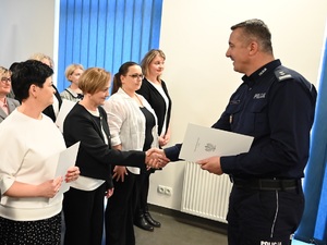 Komendant Miejski Policji w Łodzi młodszy inspektor Mariusz Siejka wręcza wyróżnienia pracownikom policji.