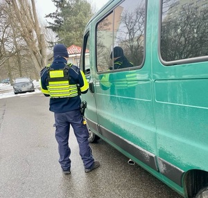 Policjant Wydziału Ruchu Drogowego podczas kontroli busa.