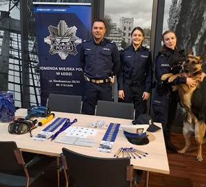 Policjanci na Targach Pracy i Rozwoju przy ulicy Tymienieckiego w Łodzi.