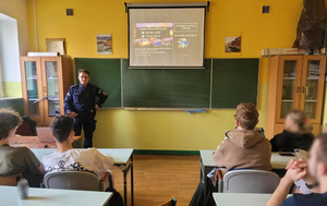 Umundurowany policjant w klasie, w trakcie zajęć z uczniami