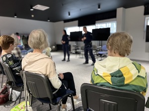 Policjanci podczas prelekcji z seniorami.