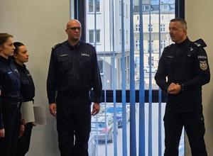 Komendant Miejski Policji w Łodzi młodszy inspektora Mariusz Siejka przemawia do nowo mianowanych.