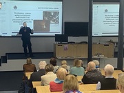 Policjant w trakcie prezentacji na spotkaniu z seniorami.