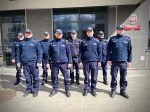 Dzielnicowi z I Komisariatu Policji Komendy Miejskiej Policji w Łodzi stoją przed budynkiem komisariatu.