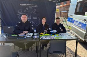 Umundurowani policjanci na stoisku Komendy Miejskiej Policji w Łodzi podczas Miejskiego Dnia Zdrowia.