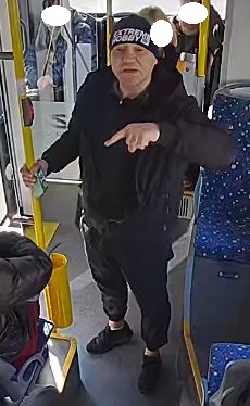 Mężczyzna stoi w autobusie.