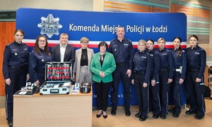 Zdjęcie grupowe funkcjonariuszy z władzami uczelni.