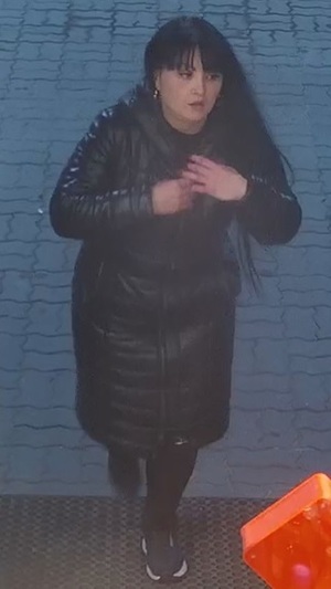 Rysopis sprawców:

Kobieta w wieku około 35 lat, wzrost około 165 cm, średniej budowy ciała, długiei ciemne włosy z grzywką,  ubrana była w długą czarną kurtkę, czarne spodnie, czarne sportowe obuwie z podeszwą koloru białego

Mężczyzna w wieku około 40-45 lat, wzrost około 170 cm,  krótkie czarne włosy, ubrany był w czarną kurtkę bez kaptura,  czarne spodnie, czarne buty sportowe
