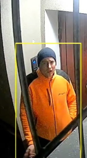 Rysopis sprawcy: mężczyzna w wieku 30-40 lat, średniego wzrostu, krępej budowy ciała, ubrany był w pomarańczową odblaskową kurtkę, na głowie miał granatową czapkę