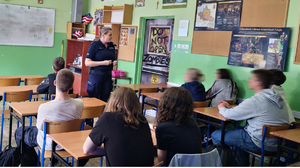 Policjanta podczas spotkania z licealistami.