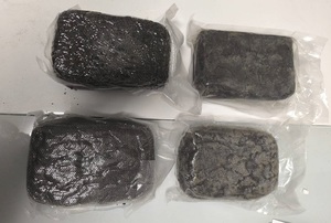 Zabezpieczone przez policjantów paczki z narkotykami.