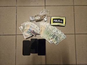 Narkotyki, pieniądze i telefony zabezpieczone przez policjantów.