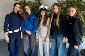 Wspólne zdjęci policjantki z uczennicami.