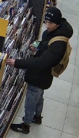 Rysopis sprawcy: mężczyzna wzrostu około 185 cm, ubrany był w granatowe spodnie, czarną kurtkę, czarną czapkę zimową, czarne buty z białymi paskami, przy sobie miał beżowy plecak