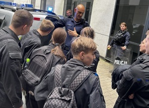 Policjanci prezentują sprzęt używany w codziennej służbie.