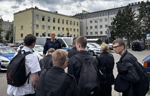 Policjant rozmawia z młodzieżą.