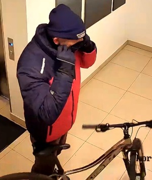 Wizerunek sprawcy: mężczyzna wzrostu około 185 cm, ubrany był w czarne spodnie, czerwono-czarną kurtkę, czarne rękawice, ciemną czapkę zimową, czarną kominiarkę przy sovie miał czarną torbę na ramie