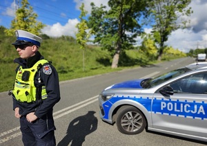 Policjant z Wydziału Ruchu Drogowego Komendy Miejskiej Policji w Łodzi w trakcie zabezpieczenia.