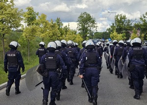 Policjanci z Oddziału Prewencji Policji w Łodzi w trakcie zabezpieczenia.