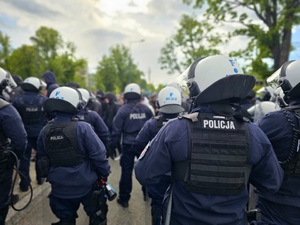 Policjanci z Oddziału Prewencji Policji w Łodzi zabezpieczają przejście kibiców na stadion.