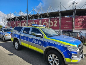 Policyjne radiowozy przed stadionem.