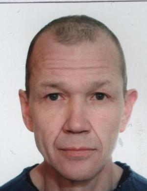 Rysopis mężczyzny: wzrost około 170 cm, szczupłej budowy ciała, włosy ścięte na jeża, oczy ciemne, brak danych dotyczących ubioru

Znaki szczególne: blizna na brzuchu oraz na lewym łokciu