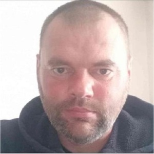 Rysopis mężczyzny: wzrost około 170 cm, krępa sylwetka, włosy ścięte na jeża, ubrany w zieloną kurtkę,

Znaki szczególne: braki w uzębieniu i utyka na jedną nogę.