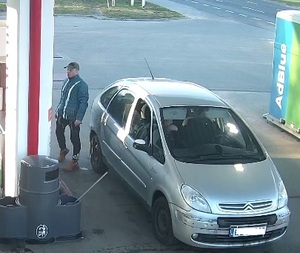 Rysopis sprawcy: mężczyzna w wieku około 35-45 lat, średniej budowy ciała, ubrany był w ciemne spodnie, granatową kurtkę, brązową czapkę z daszkiem, brązowe buty