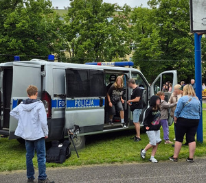 Radiowóz policyjny na pikniku z okazji dnia dziecka.