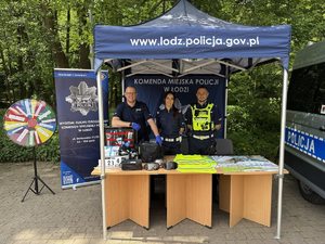 Wspólne zdjęcie policjantów pod namiotem Komendy Miejskiej Policji w Łodzi.