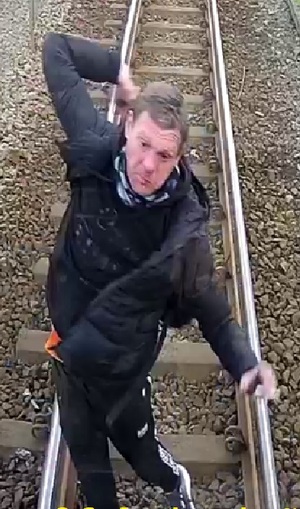Rysopis sprawcy: mężczyzna w wieku ok. 45-50 lat, szczupłej budowy ciała, włosy ciemny blond, ubrany był w czarną kurtkę z kapturem, czarną bluzę, czarne spodnie dresowe z białymi napisami po bokach, ciemne buty sportowe z białymi spodami, biało czarny komin na szyi.