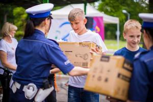Policjantka wręcza nagrody.