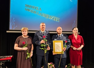 Wspólne zdjęcie Komendanta Miejskiego w Łodzi młodszego inspektora Mariusza Siejki, Naczelnika Wydziału Prewencji łódzkiej komendy komisarza Kamila Olczyka oraz Pani Dyrektor XLII Liceum Ogólnokształcącego Lucyny Górnej i v-ce Prezydent Miasta Łodzi Małgorzaty Moskwy - Wodnickiej.