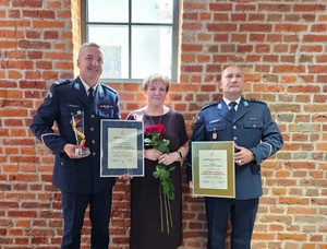 Wspólne zdjęcie Komendanta Miejskiego w Łodzi młodszego inspektora Mariusza Siejki, Naczelnika Wydziału Prewencji łódzkiej komendy komisarza Kamila Olczyka oraz Pani Dyrektor XLII Liceum Ogólnokształcącego Lucyny Górnej.
