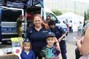 Wspólne zdjęcie policjantki z dziećmi.