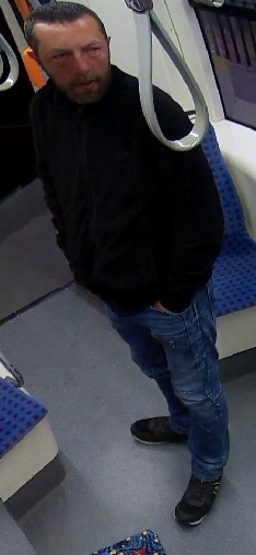 Rysopis sprawy: mężczyzna w wieku około 40-50 lat, szczupłej budowy ciała, wzrost około 180 cm, w chwili zdarzenia ubrany był w czarną bluzę, jasne długie spodnie oraz ciemne buty sportowe