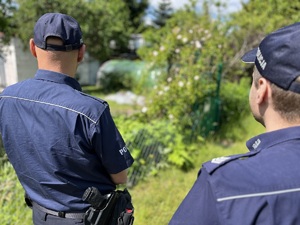 Policjanci kontrolują ogródki działkowe.