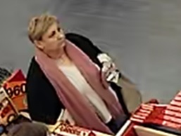 Rysopis: kobieta w wieku około 50 lat, krótkie blond włosy, ubrana była w czarną bluzę, białą koszulkę, spodnie jeansowe, szal koloru różowego oraz szare buty