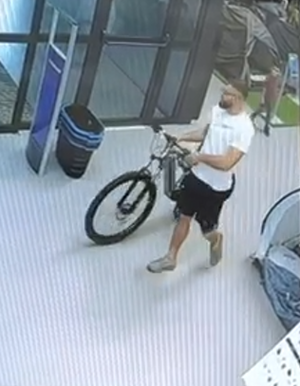 Rysopisy:

Sprawcami kradzieży byli mężczyźni w wieku około 40 lat, jeden z mężczyzn ubrany był w jasne buty sportowe, biały t-shirt, czarne krótkie spodenki, z zarostem. Mężczyzna miał założone okulary przeciwsłoneczne.

Drugi mężczyzna ubrany był w buty sportowe, białe skarpetki, krótkie spodenki sportowe za kolano, biały t-shirt, w okularach z przerzuconą na plecach bluzą w paski.