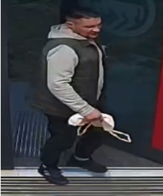 mężczyzna w wieku około, 30-40 lat, o średniej sylwetce ubrany był w szarą bluzę, ciemnoszary bezrękawnik, czarne spodnie oraz czarne buty