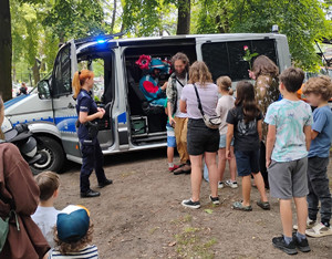 Policjanci prezentują sprzęt służbowy uczestnikom pikniku.