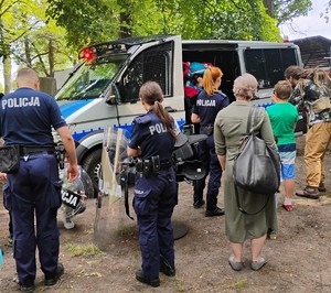 Policjanci prezentują sprzęt służbowy uczestnikom pikniku.