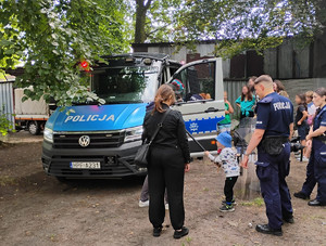 Policjanci prezentują sprzęt służbowy uczestnikom pikniku.