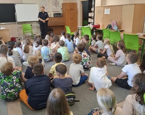 Policjantka podczas zajęć z dziećmi na półkoloniach.